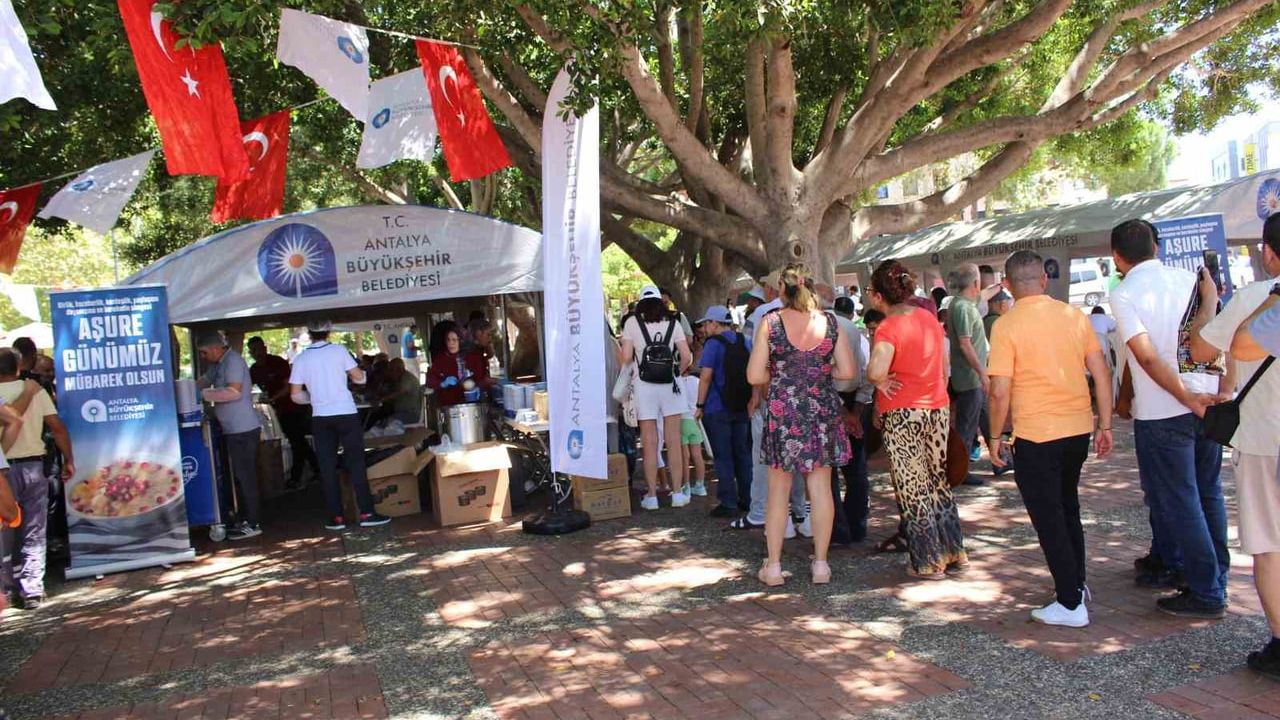 Antalya Büyükşehir Belediyesi'nin aşure ikramları kent genelinde sürüyor