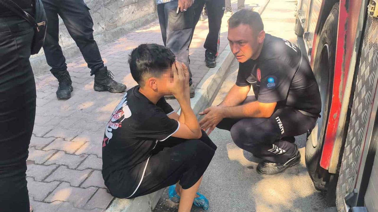 Antalya'da 13 yaşındaki çocuk çakmakla oynarken daire yandı