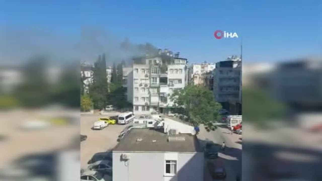 Antalya'da 5 katlı binanın teras yangınında iki kişi pencere üstündeki betona sarkarak kurtarıldı