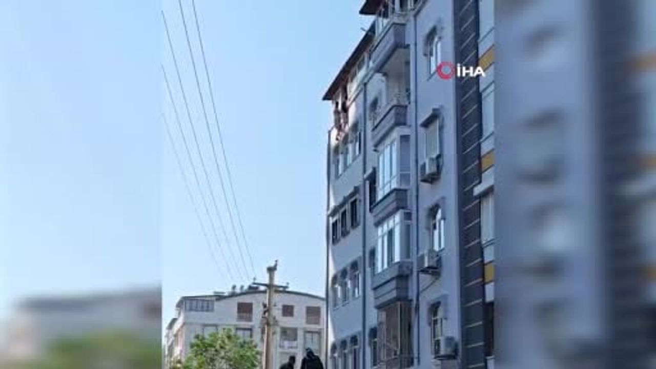 Antalya'da 5 katlı binanın terasındaki yangında iki kişi itfaiye tarafından kurtarıldı