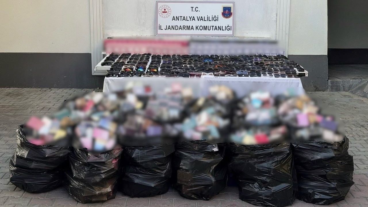 Antalya'da 5 milyon liraya yakın kaçak gözlük ve parfüm operasyonu