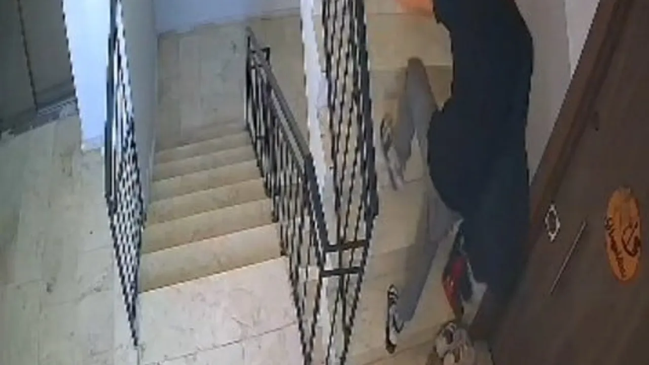 Antalya'da apartmandaki seçici ayakkabı hırsızı kameraya yansıdı