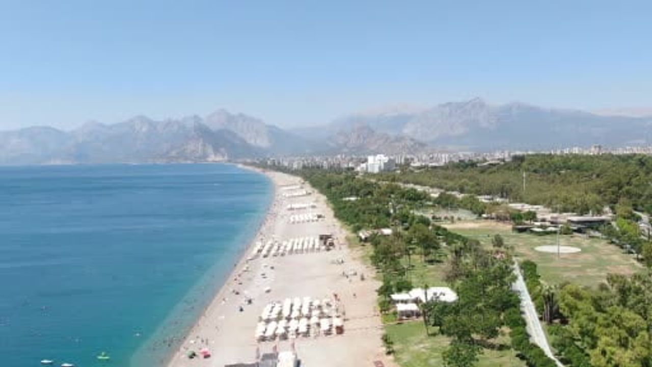 Antalya'da bunaltıcı sıcaklar, sahiller doldu taştı