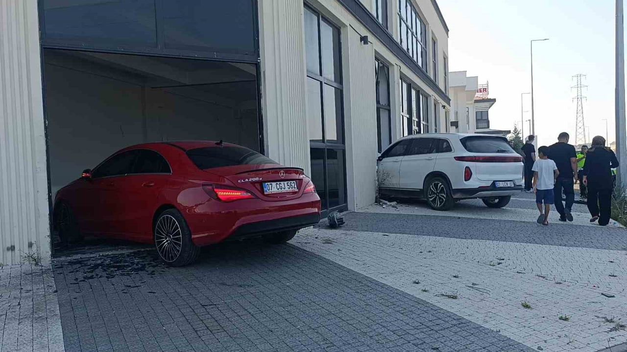 Antalya'da çarpışan otomobiller iş yerine girerek iki kapıyı kırdı