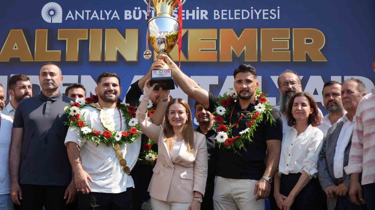 Antalya’da coşkulu karşılama: Kırkpınar başpehlivanı Erkan Taş