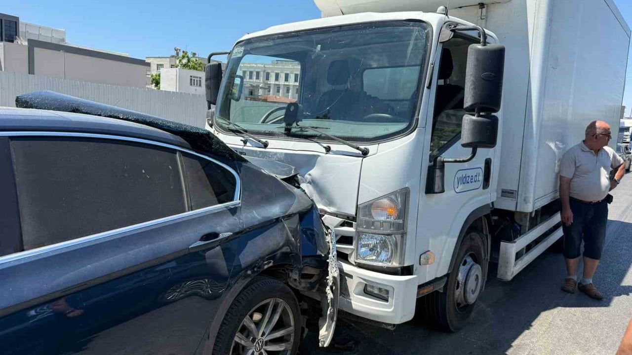 Antalya'da D-400 kara yolunda 3 araçlı zincirleme kaza: 2 yaralı