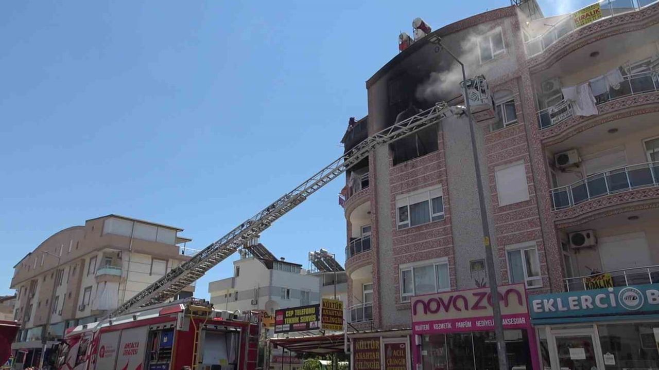 Antalya'da daire yangınında 1'i bebek 5 kişi dumandan etkilendi