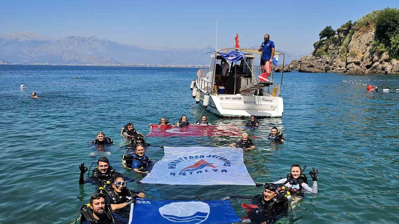 Antalya'da dip temizliğinde çok sayıda plastik ve teneke ambalaj çıkarıldı