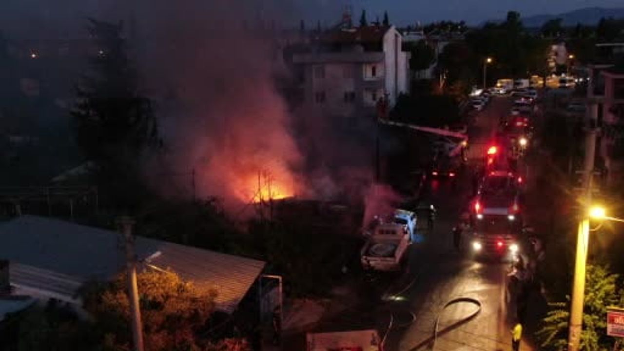 Antalya'da gece yangını: 40 yıllık işyeri küle döndü