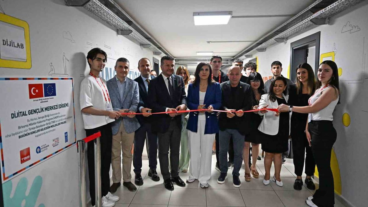 Antalya'da gençlere dijital atılım: DİGEM kapılarını açtı