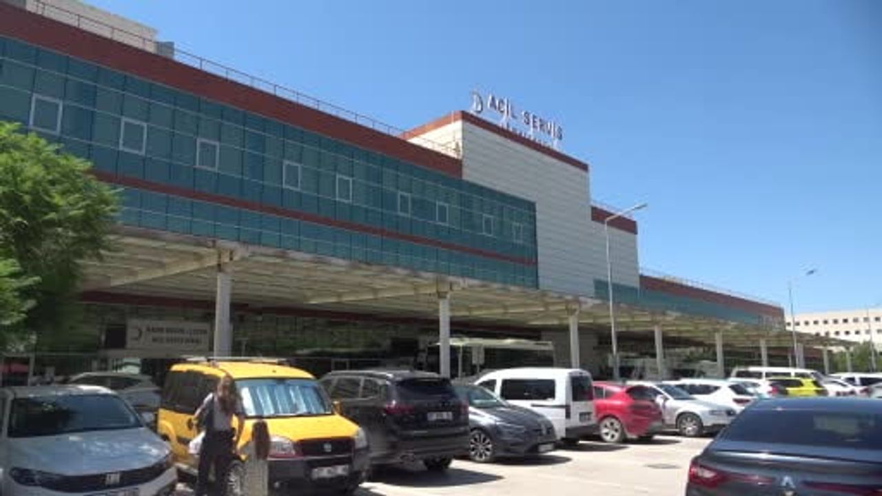 Antalya'da hastane önündeki bankta 61 yaşındaki evsiz kişi ölü bulundu