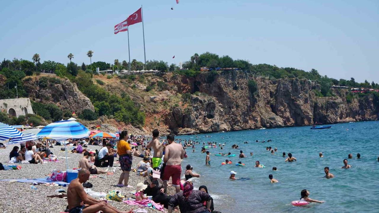 Antalya'da hissedilen sıcaklık 38 derece: Konyaaltı sahili doldu