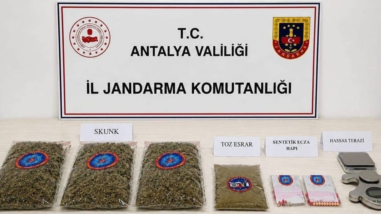 Antalya’da jandarma evde arama yaptı: skunk ve toz esrar ele geçirildi