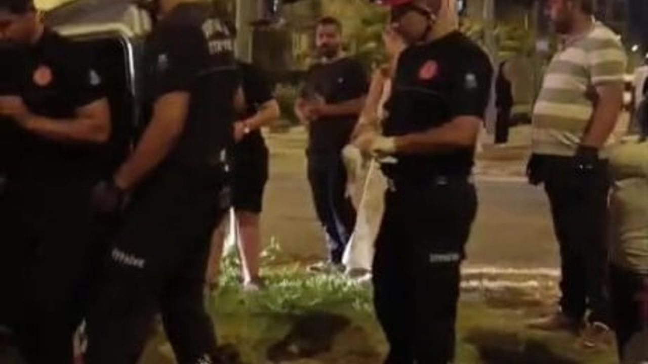 Antalya’da kavşakta iki hafif ticari araç çarpıştı: 3 yaralı