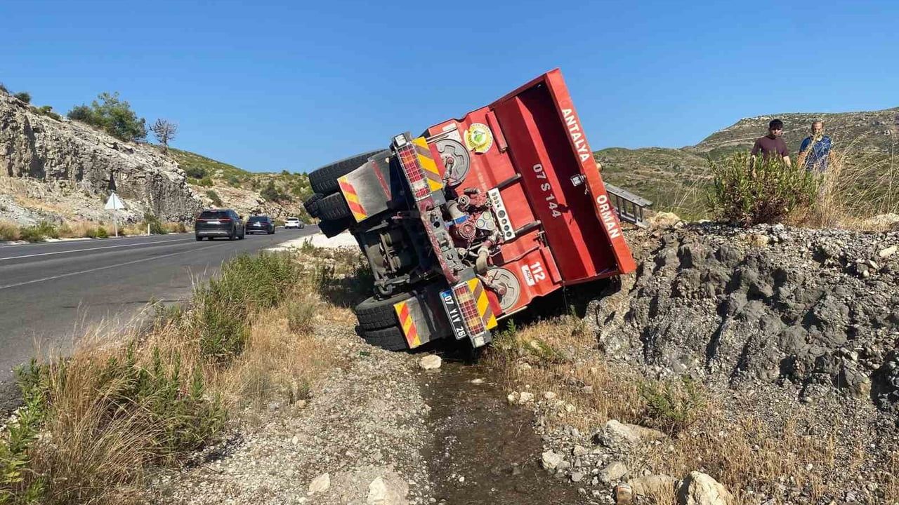 Antalya'da orman su ikmal aracının devrilmesi