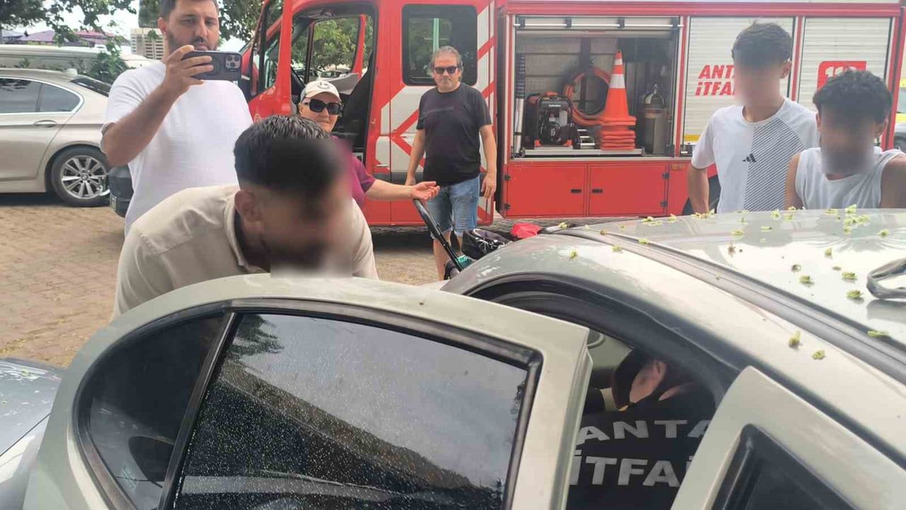 Antalya'da otomobilde kilitli kalan çocuk itfaiye ekipleri tarafından kurtarıldı