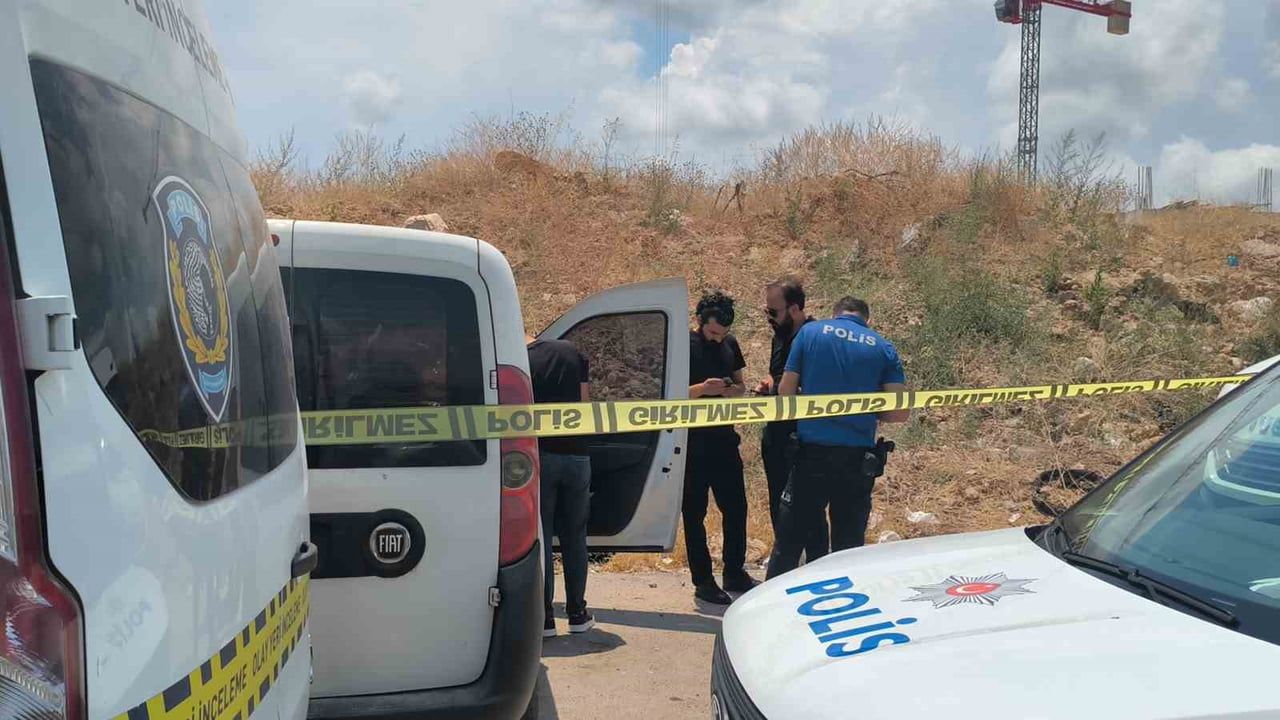 Antalya'da park halindeki araçta ölü bulunan kişi