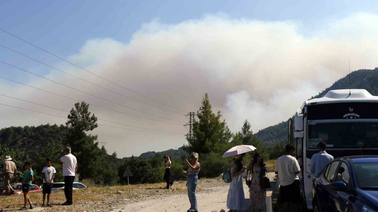 Antalya'da rüzgar yangınları körüklüyor: Kumluca'da 50 hane tedbirle boşaltıldı