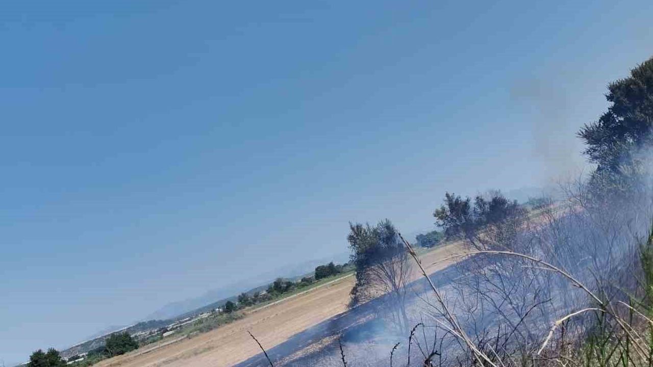 Antalya’da rüzgârın etkisiyle büyüyen anız yangını söndürüldü