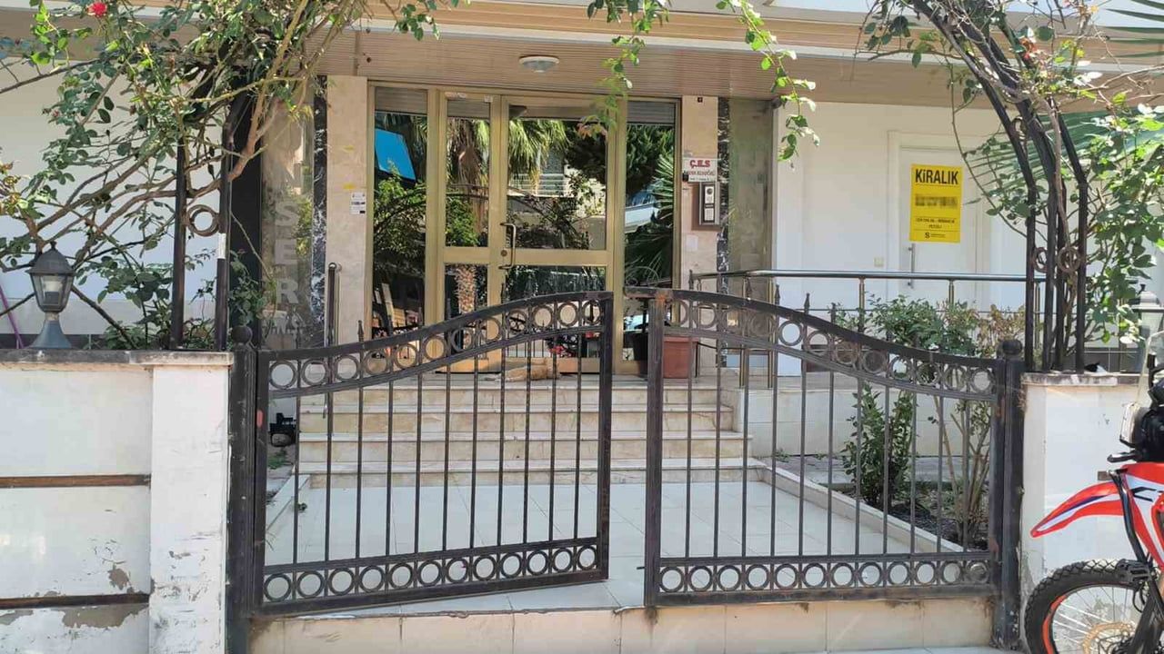 Antalya'da tartışma sırasında kişi araçla apartman kapısına sıkıştı