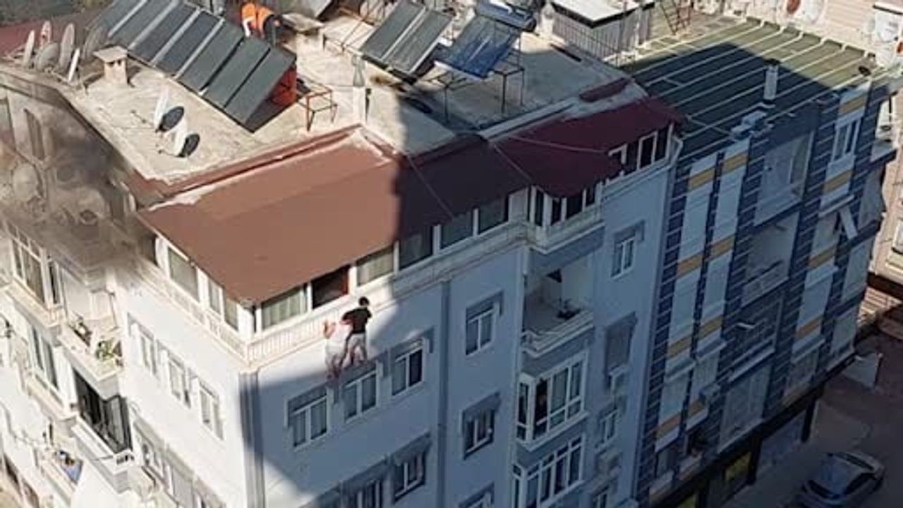 Antalya'da teras yangınında iki kişi son anda kurtarıldı
