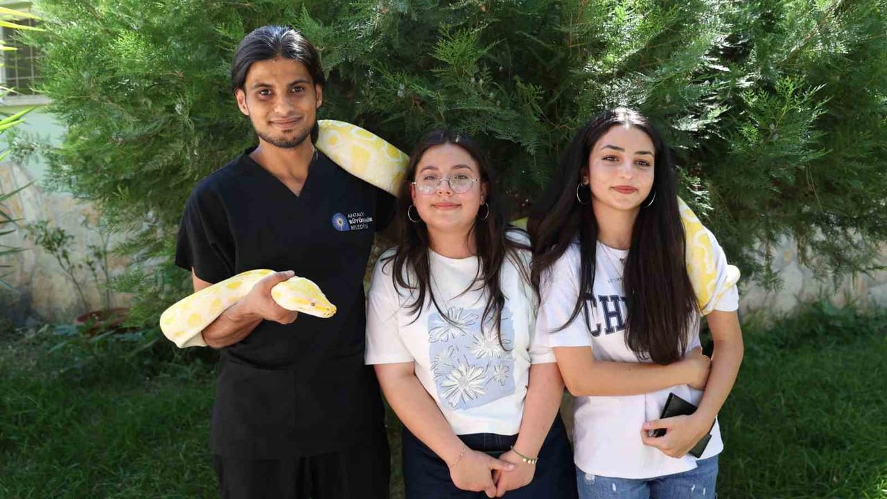 Antalya doğal yaşam parkında 5 türe ait 28 yılan ilgi odağı oldu