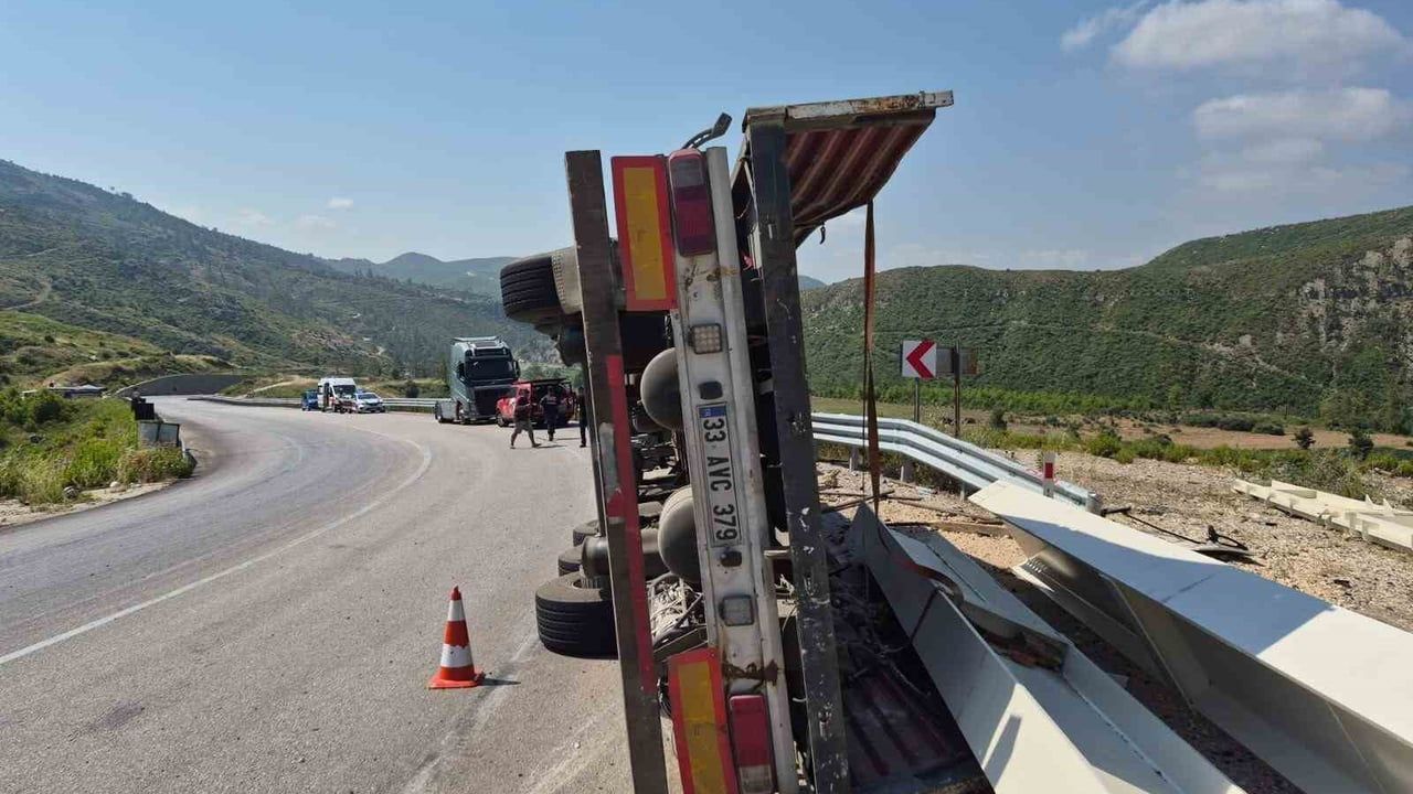 Antalya-Konya yolunda tır devrildi, sürücü yaralandı