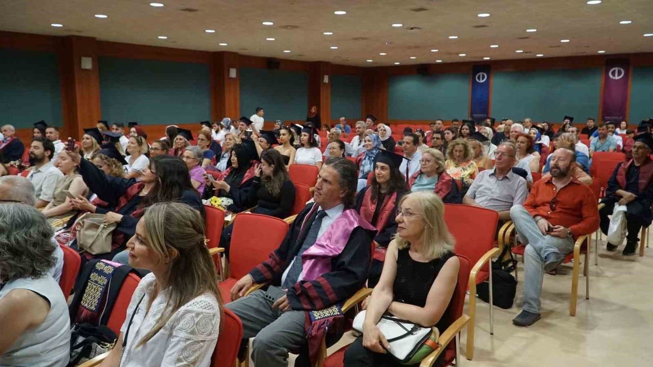 AÖF mezunları Eskişehir'de mezuniyet coşkusunu yaşadı
