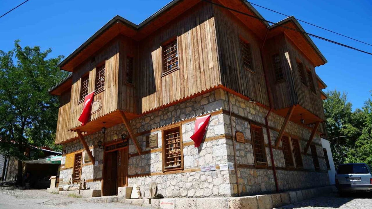Apçağa köyü 'Orda Bir Köy Var Uzakta' şiirinin ilham kaynağı olarak ziyaretçilerini ağırlıyor