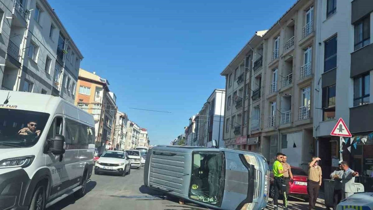 Ara sokak kavşağında çarpma sonucu hafif ticari araç yan yattı