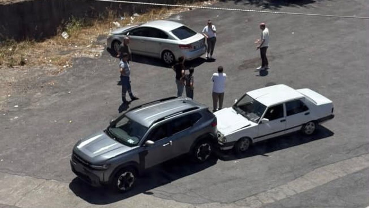 Araç taşıyıcı tırdan indirilen otomobil Karadeniz Ereğli'de park halindeki araca çarptı