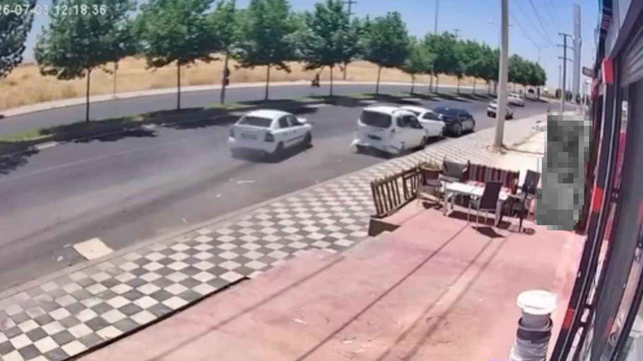 Araçların sırayla çarpıştığı kaza anı kamerada