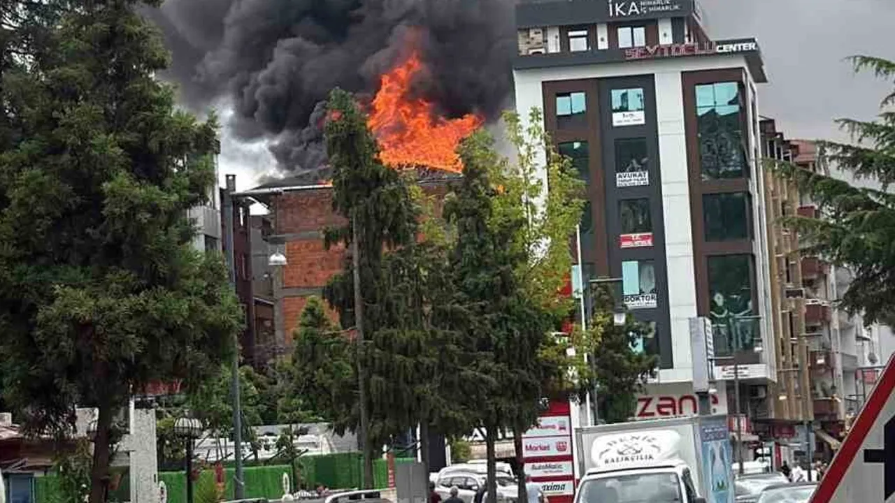 Araklı'da çatı yangını: izolasyon malzemeleri müdahaleyi zorlaştırdı
