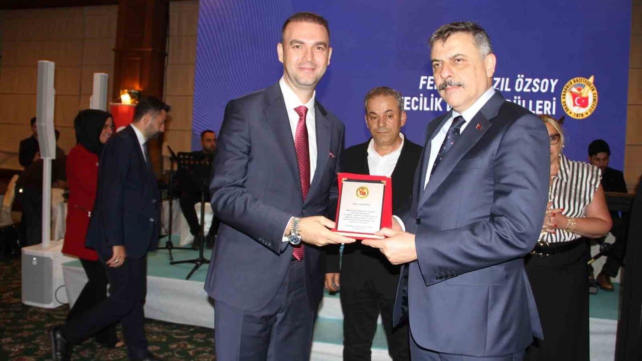 Aras Elektrik’e yerel basına katkısı nedeniyle teşekkür plaketi takdim edildi
