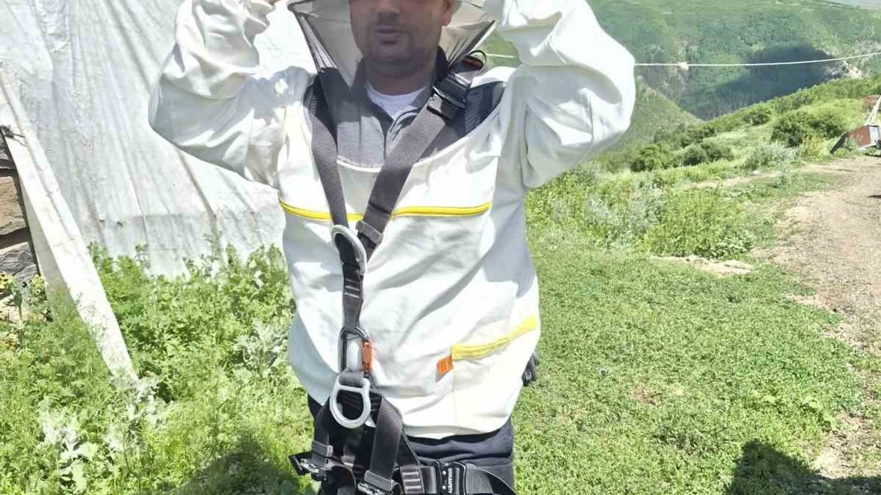 Aras elektrik ekipleri arıcı koruyucu kıyafetiyle müdahale ediyor