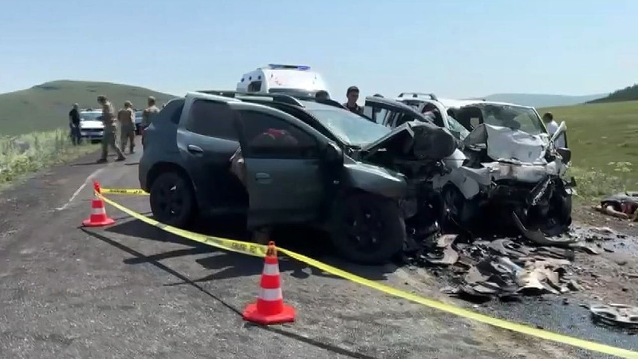 Ardahan-Ardanuç yolunda kafa kafaya çarpışma: üç ölü, üç yaralı