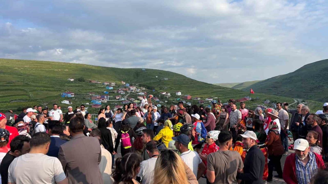 Ardahan'da Atatürk silüetine bulut engeli