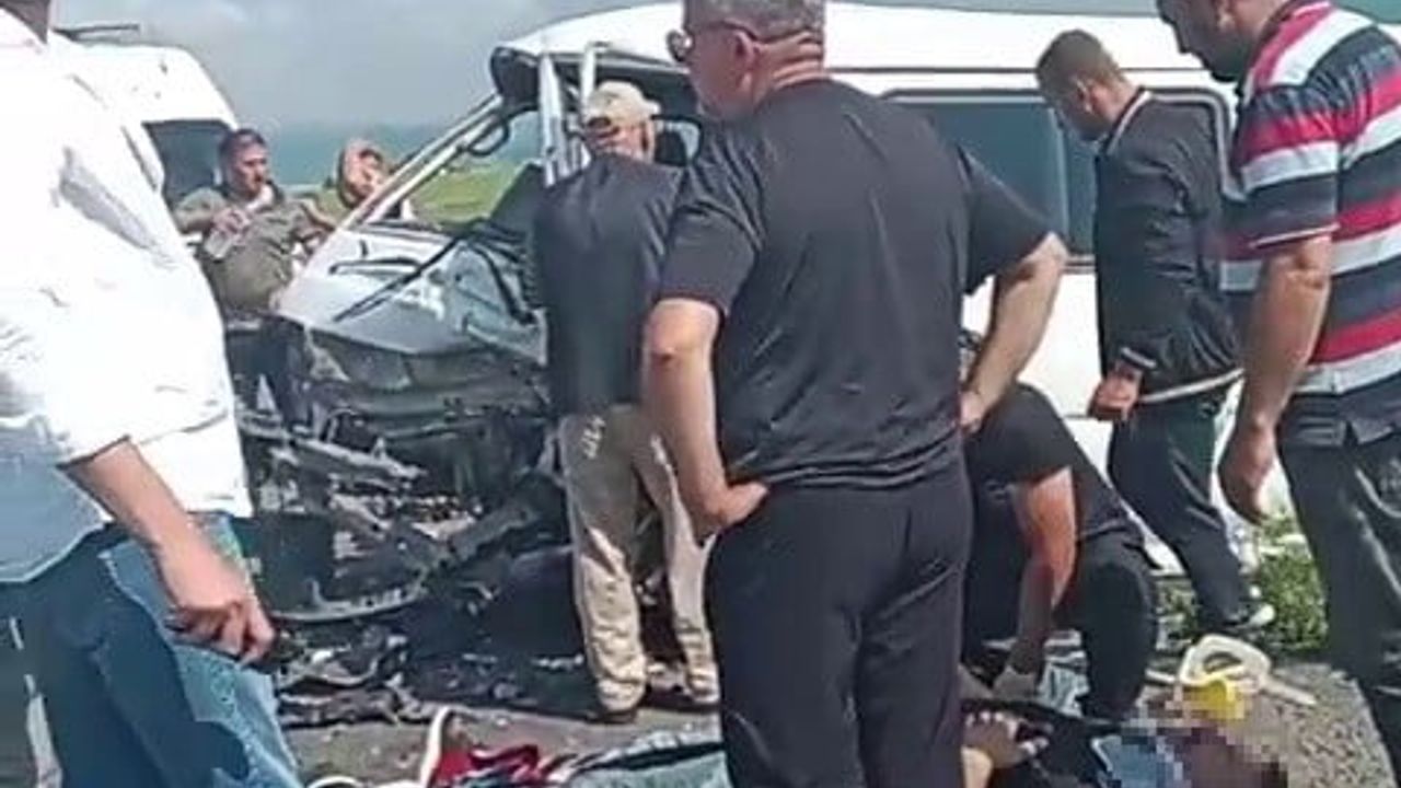 Ardahan'da iki otomobilin çarpıştığı kazada 6 yaralı