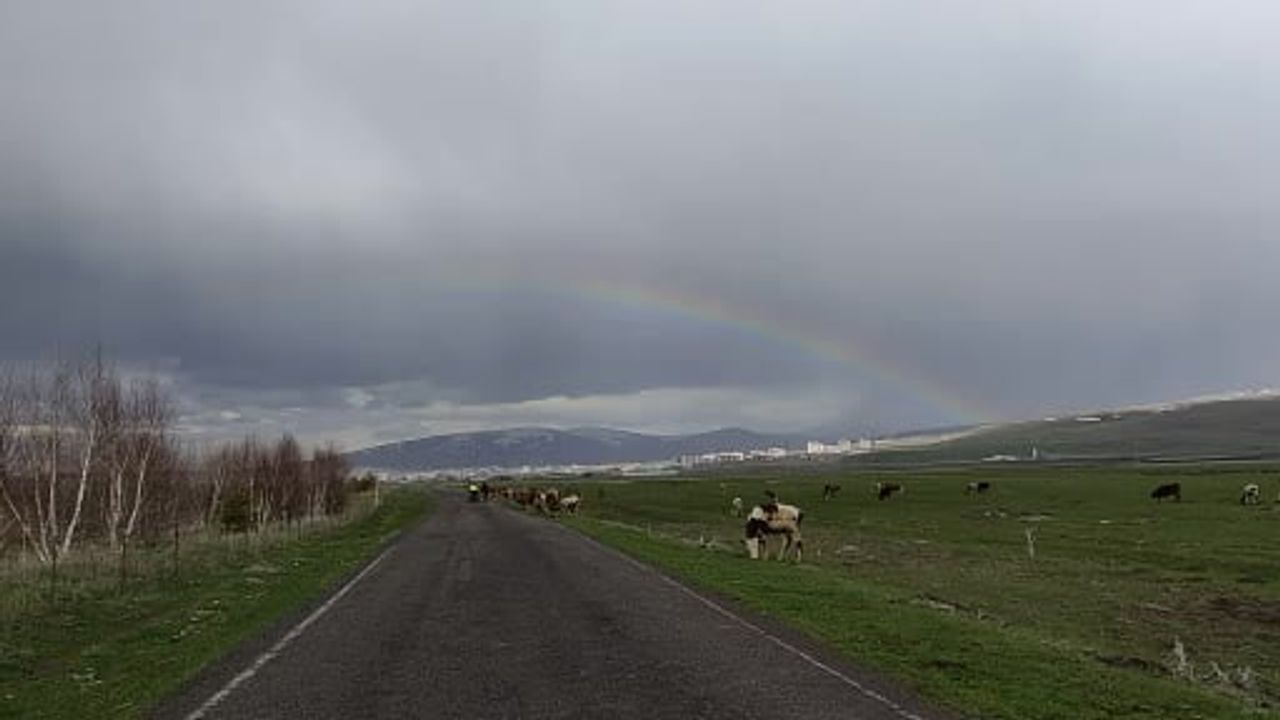 Ardahan'da sağanak sonrası gökkuşağı doğal güzellik sundu