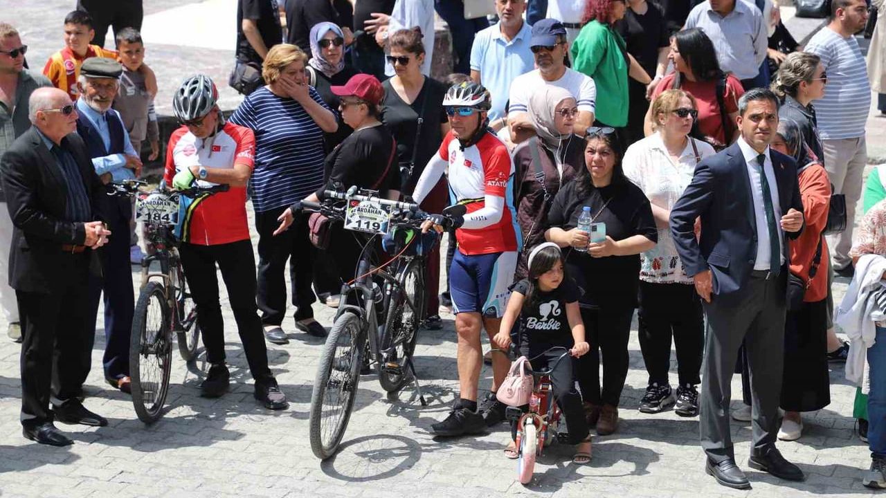 Ardahan’da veda: bisikletli kortejle uğurlanan Mehmet Fatih Çiçekli