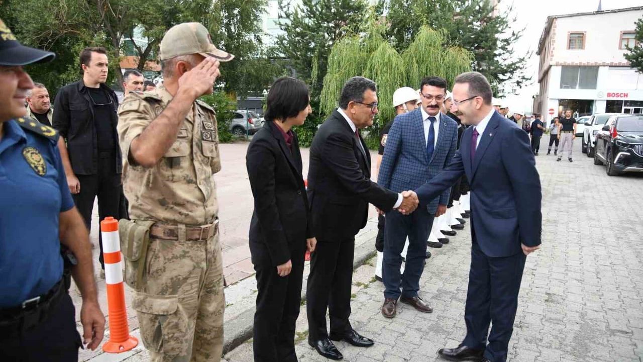 Ardahan'da yeni dönem başlıyor: vali Ömer Hilmi Yamlı göreve başladı