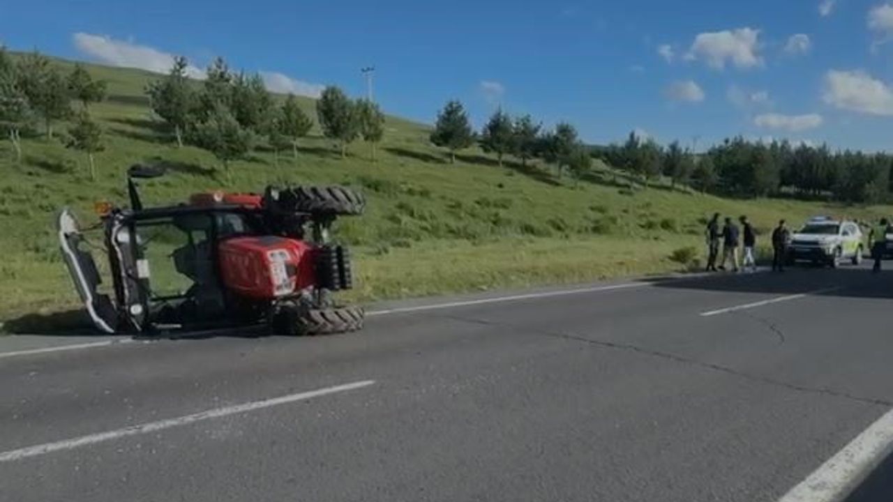 Ardahan-Kars yolunda kontrolden çıkan traktör devrildi, sürücü hafif yaralandı