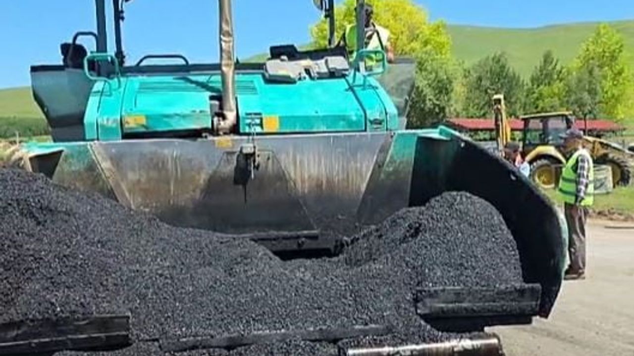 Ardahan yolları sıcak asfaltla konfora hazırlanıyor