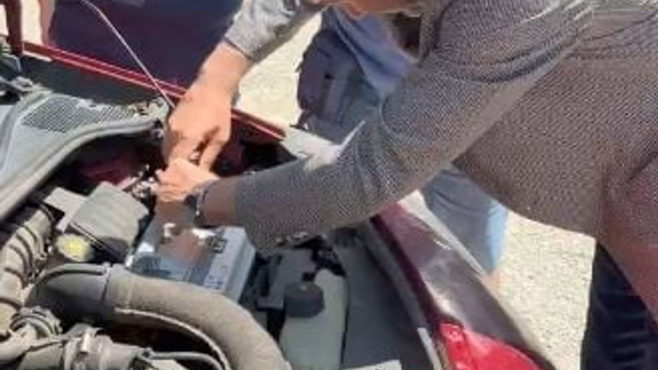 Ardanuç belediye başkanı yolda kalan aileye motor arızasında yardım etti