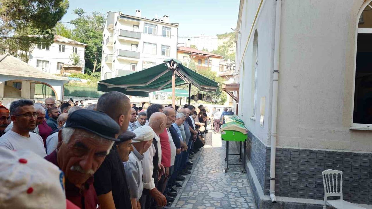 Ardanuç'ta dualarla uğurlandı: Yalnızçam'daki kazada yaşamını yitiren dört kişi