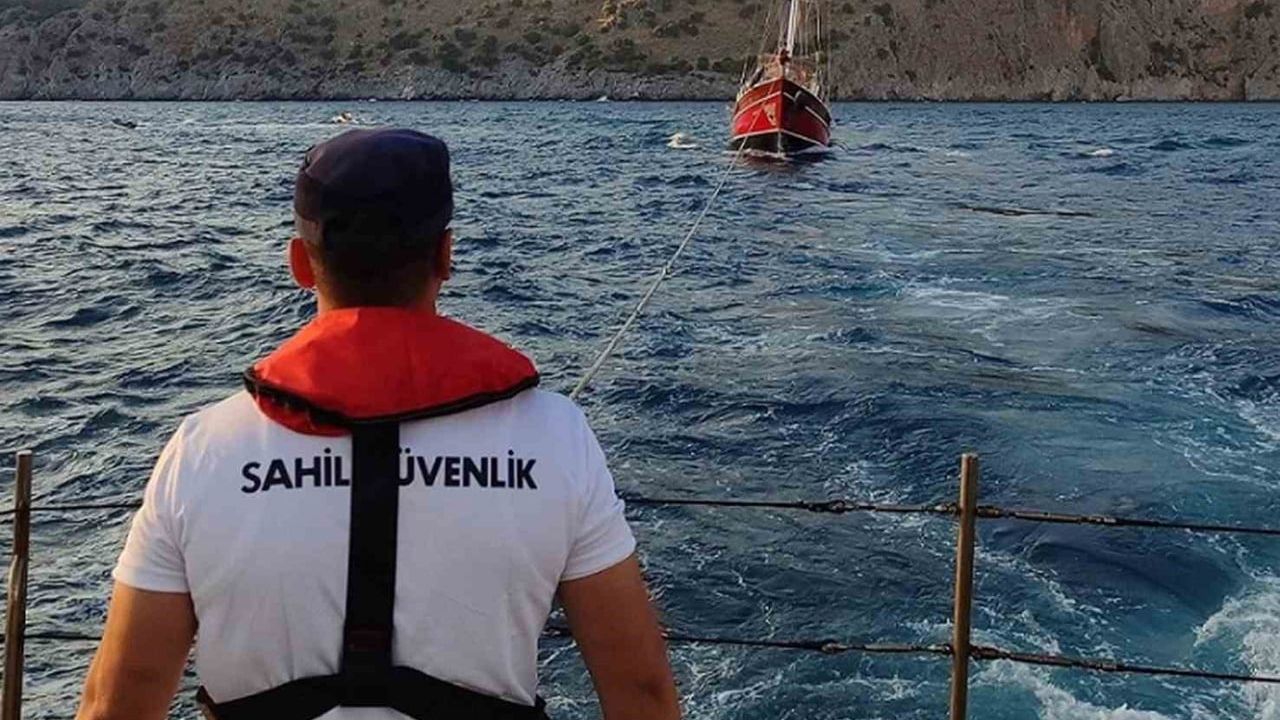 Arızalanan yat Sahil Güvenlik ekipleri tarafından kurtarıldı