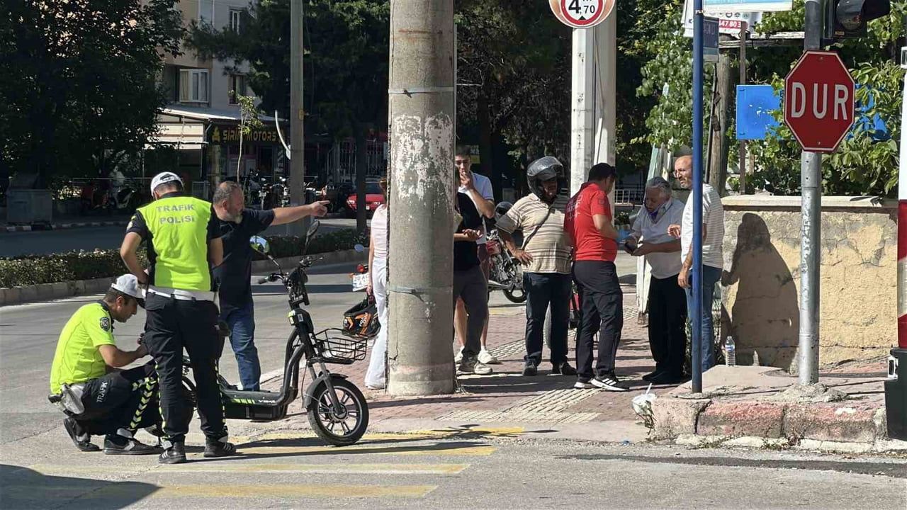 Armağan İnci Bulvarı'nda çarpışma: motosiklet ve elektrikli bisiklet sürücüleri yaralandı