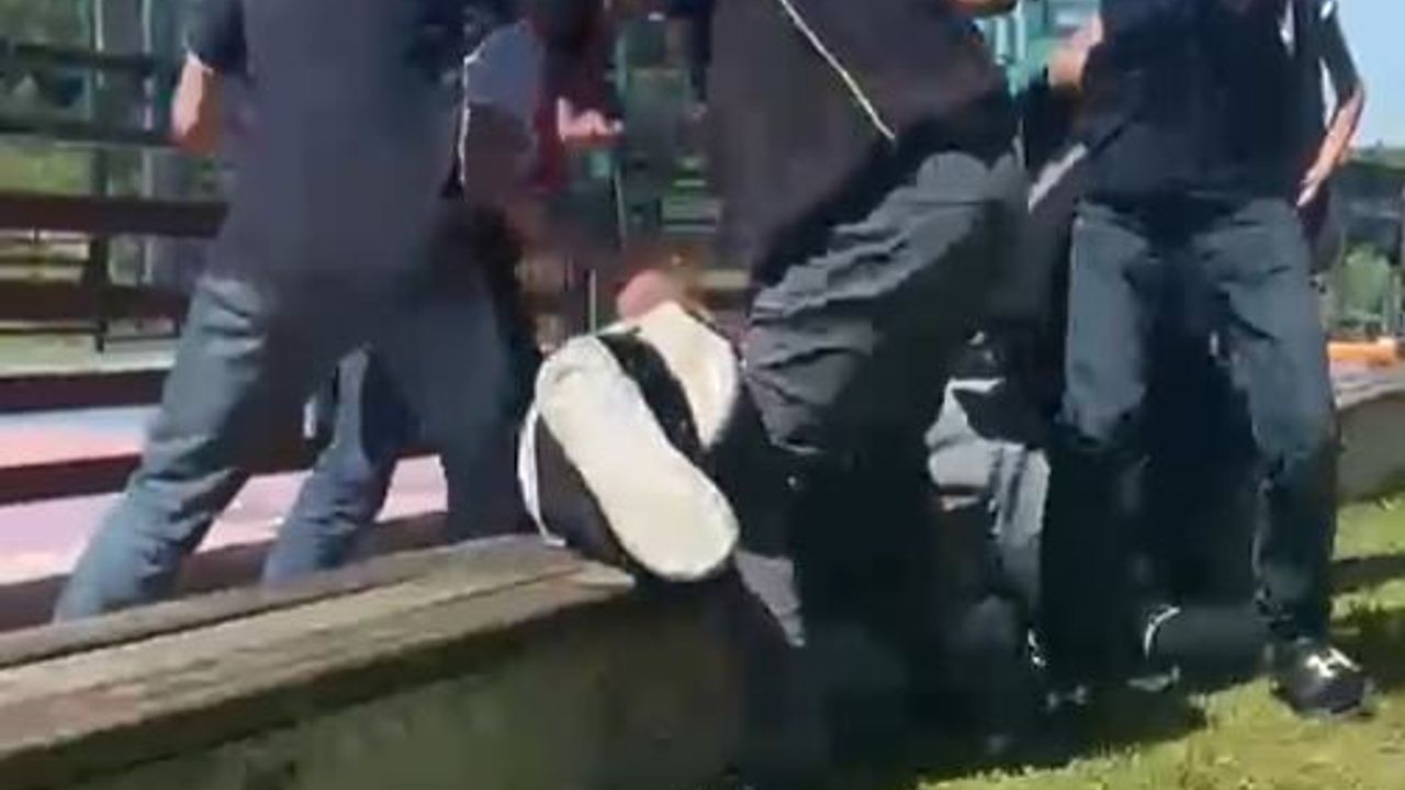 Arnavutköy'de çocuklar arasında kavga kamerada