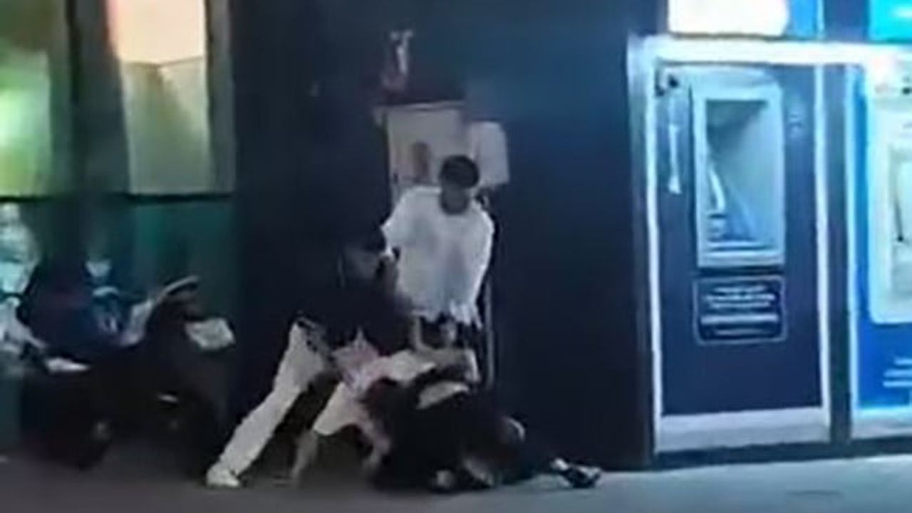 Arnavutköy'de genç yere yatırılarak darp edildi