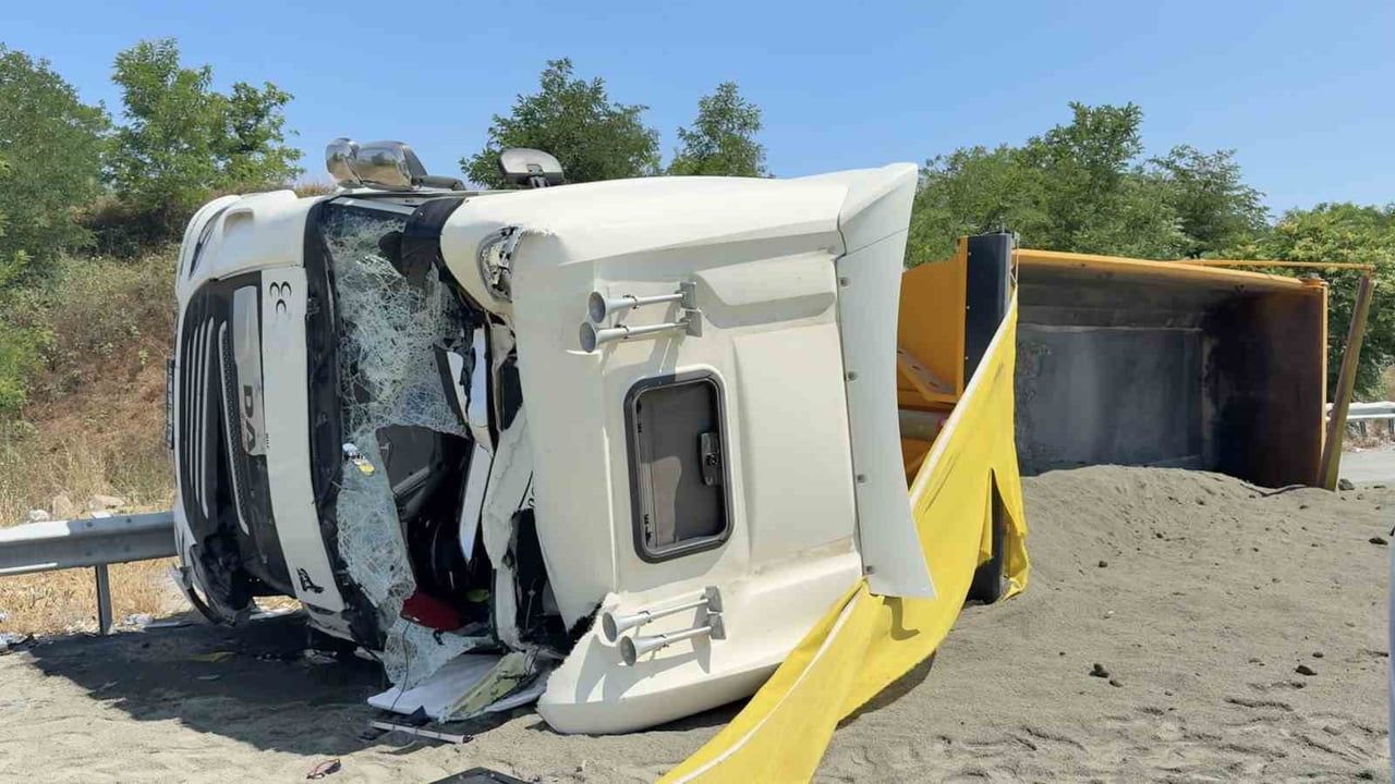 Arnavutköy’de hafriyat kamyonu park halindeki VIP servis minibüsüne çarpıp devrildi